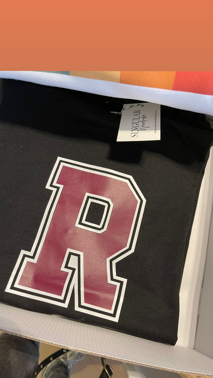 Camiseta “college” con tu inicial