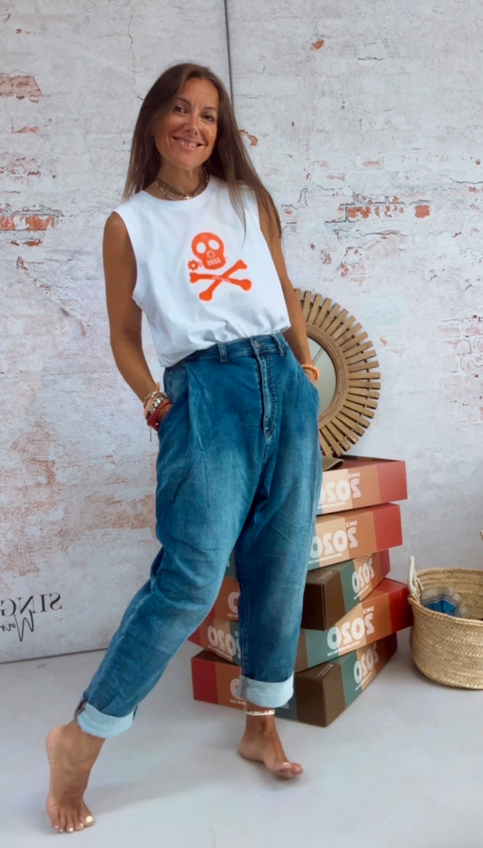 Camiseta "Dancer skull" blanca, detalle del estampado flúor