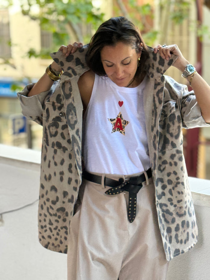 Camiseta "Dancer Wild" blanca y negra con estampado de leopardo