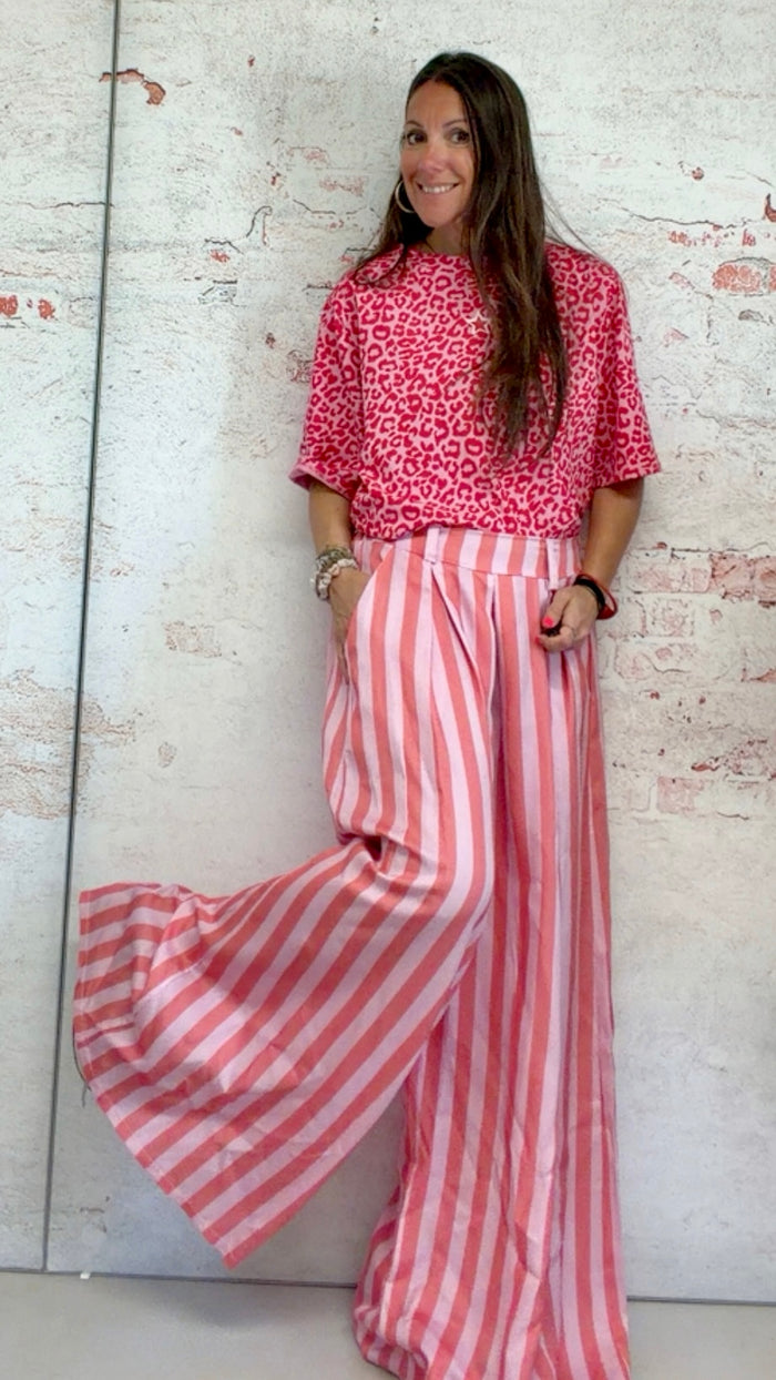 Camiseta "leopard" personalizada con estampado de leopardo rojo y rosa