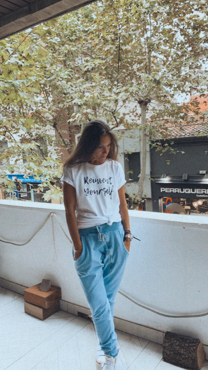 Camiseta “reinvent yourself”