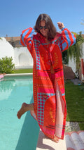 Camisola "Queen of the sea" larga, estampado geométrico rojo, rosa y azul con mangas de rayas