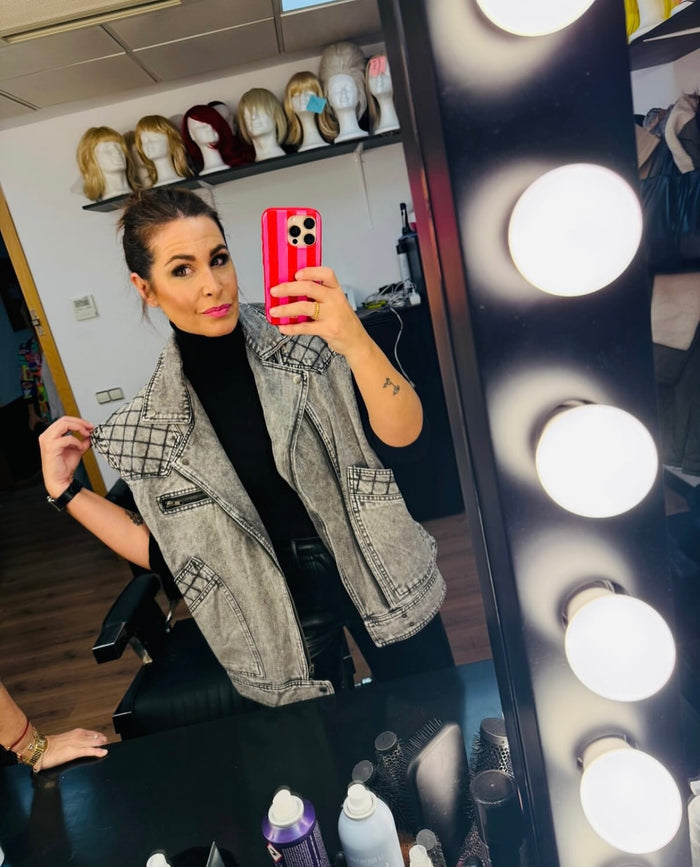 Chaleco "BEYOND" oversize de denim gris y negro, con cremallera