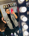 Chaleco "BEYOND" oversize de denim gris y negro, con cremallera