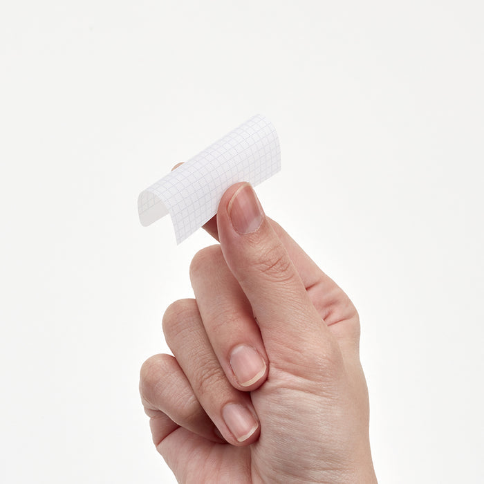 Hand peeling a Daigo Isshoni Things to Do sticky note from the pad.
