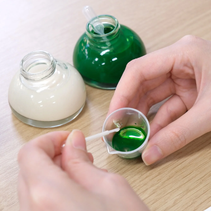 Kakimori Pearlescent Solution for Dip Pens, shown from the front.