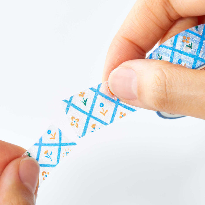 Hand tearing SODA glitter masking tape 15mm to show flexibility and decorative pattern.