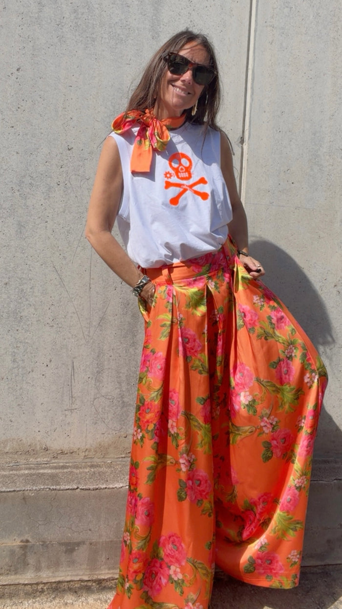 Pantalón Signature “Éclat d’Orange” incluye solo ahora pañuelo a conjunto de cortesía.