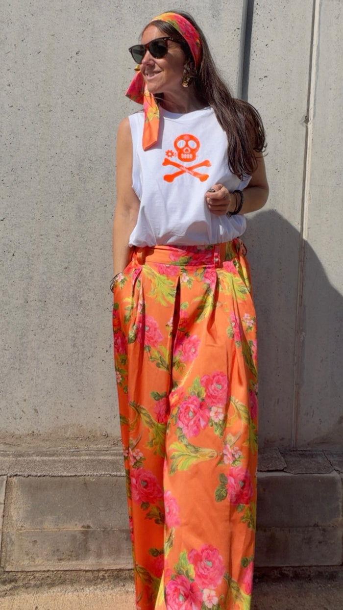 Pantalón Signature “Éclat d’Orange” incluye solo ahora pañuelo a conjunto de cortesía.