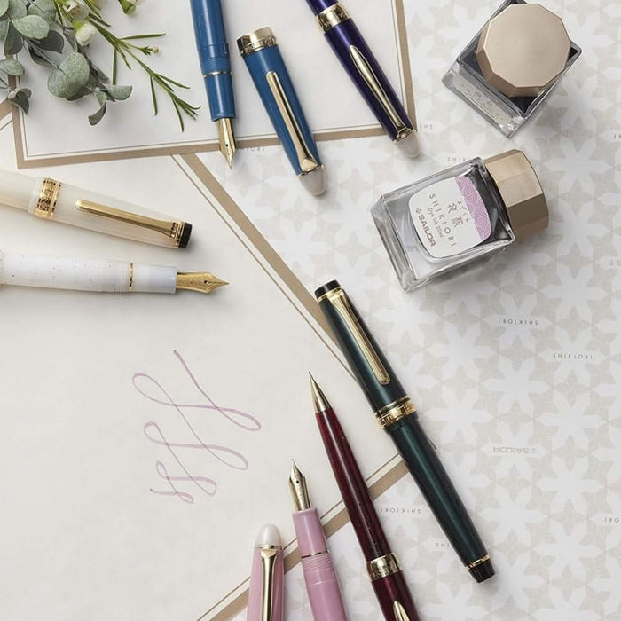 Sailor Shikiori Frost Night fountain pen displayed alongside other Shikiori series pens and ink bottles.