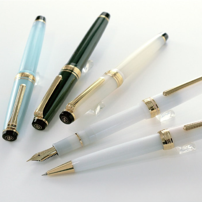Sailor Shikiori Setsugetsu Soraha Fountain Pen Series, shown from the front.