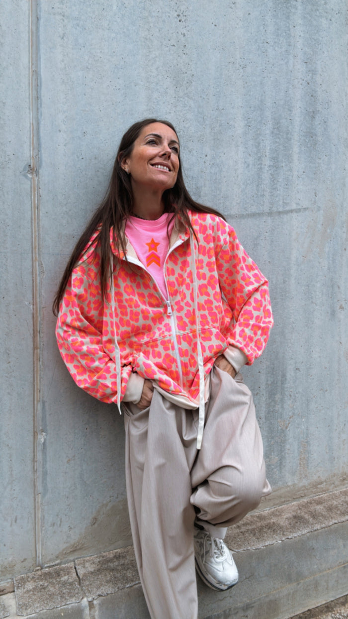 Sudadera "Brunch" con capucha, detalle de la cremallera y el estampado leopardo