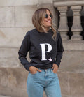Sudadera con inicial y estrella color negro