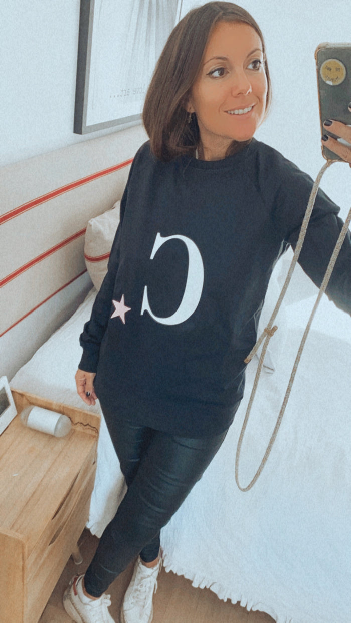 Sudadera con inicial y estrella color negro
