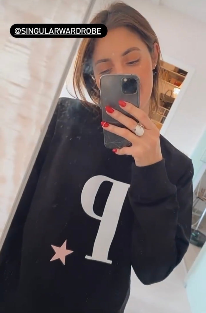 Sudadera con inicial y estrella color negro