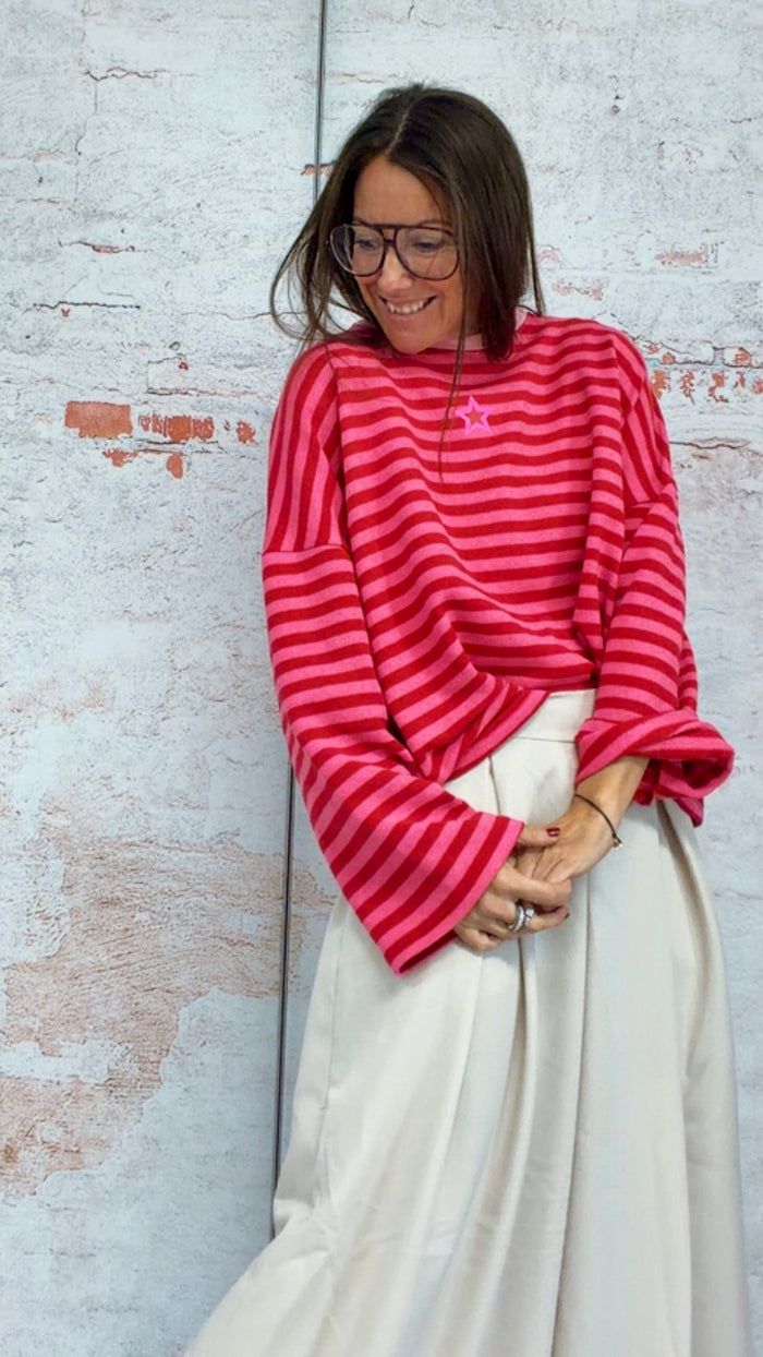 Sudadera "flúor star" rosa, detalle de las mangas abullonadas