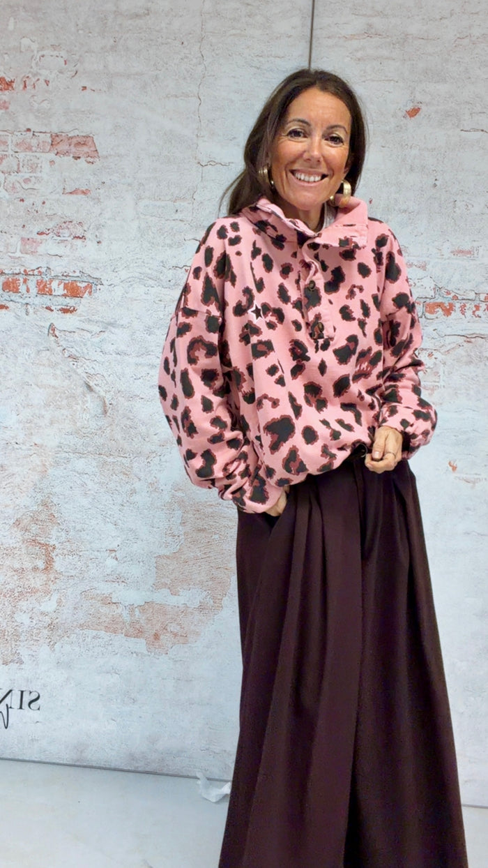 Sudadera "Leopard pink" negra con estampado de leopardo rosa