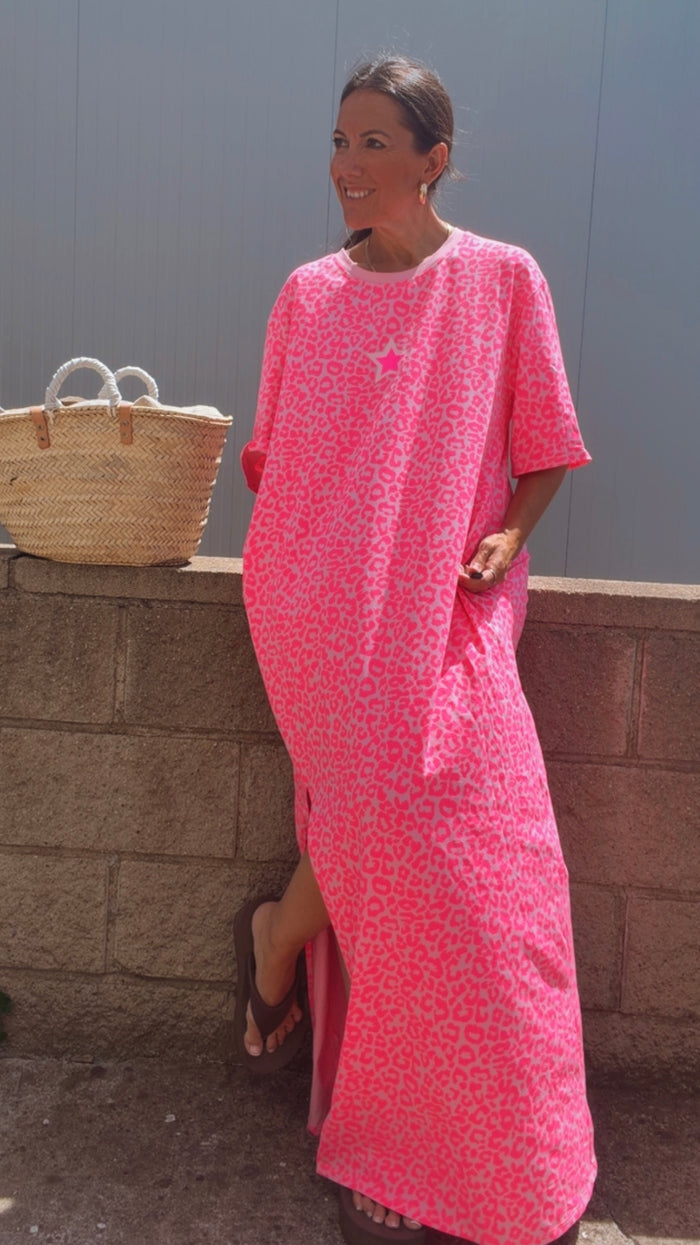 Vestido "glow safary" oversize animal print rosa flúor, vista completa