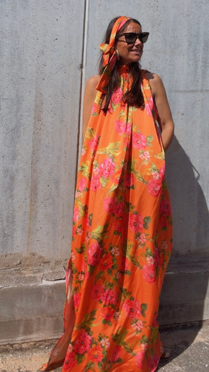 Vestido Signature "Éclat d'orange" oversize con pañuelo a conjunto de cortesía